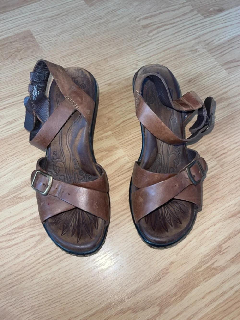 Born Brown Leather Buckle Strap Woodgrain Wedge Heel Size 6